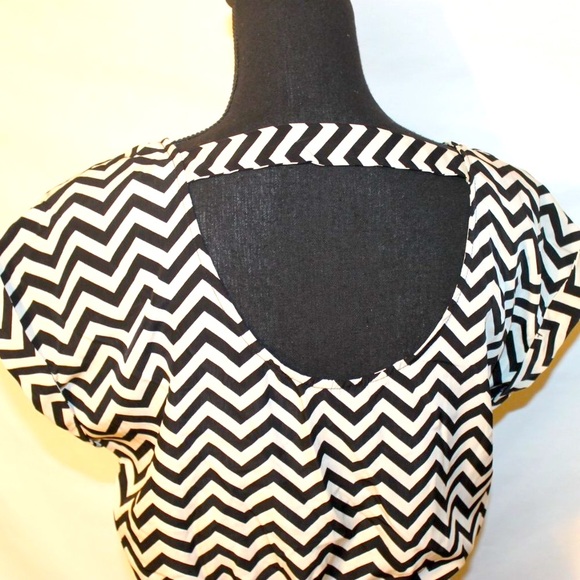 CANDIES BLACK IVORY CHEVRON JR WOMAN SHORT SLEEVE MINI DRESS MEDIUM OPEN BACK - Picture 2 of 10